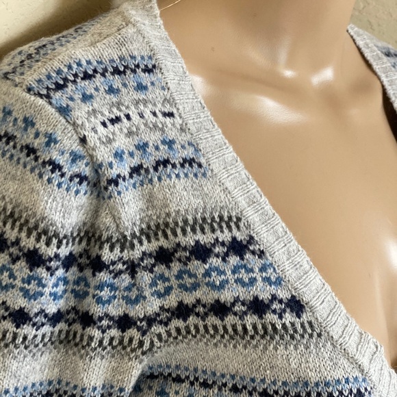 Kaisely V-Neck Sweater - Picture 4 of 9